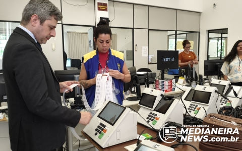 Imagem da notícia Por dentro das urnas: reportagem acompanha preparação e testes em Medianeira