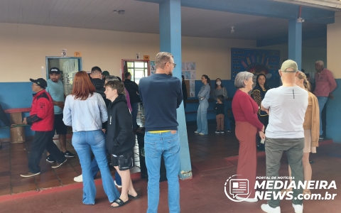 Imagem da notícia Eleições seguem tranquilas em Medianeira; falta de energia não interrompe votação