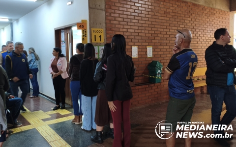 Imagem da notícia Eleições seguem tranquilas em Medianeira; falta de energia não interrompe votação