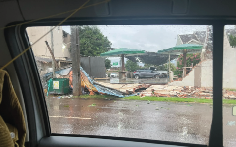 Imagem da notícia Temporal destelha casas, atinge comércios e causa alagamentos em Medianeira e região