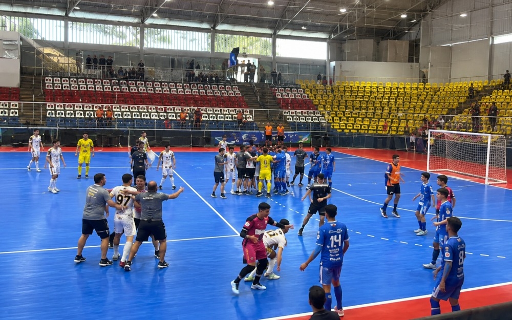 Imagem da notícia Briga generalizada entre Cascavel e Umuarama marca semifinal dos Jogos da Juventude do Paraná