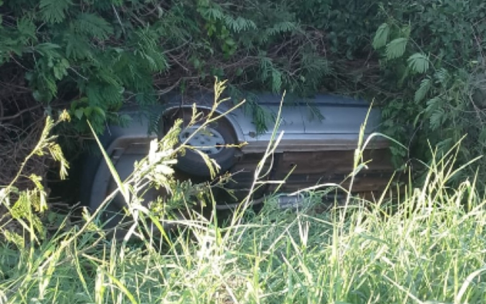 Imagem da notícia Carro cai em ribanceira em estrada entre Santa Helena e Ramilândia
