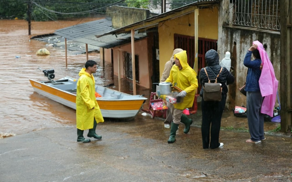 Imagem da notícia Cheia do Rio Paraná mobiliza equipes na fronteira e leva Itaipu a abrir segunda calha