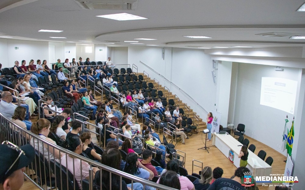 Imagem da notícia Experiência de Medianeira na proteção de crianças é apresentada em congresso brasileiro