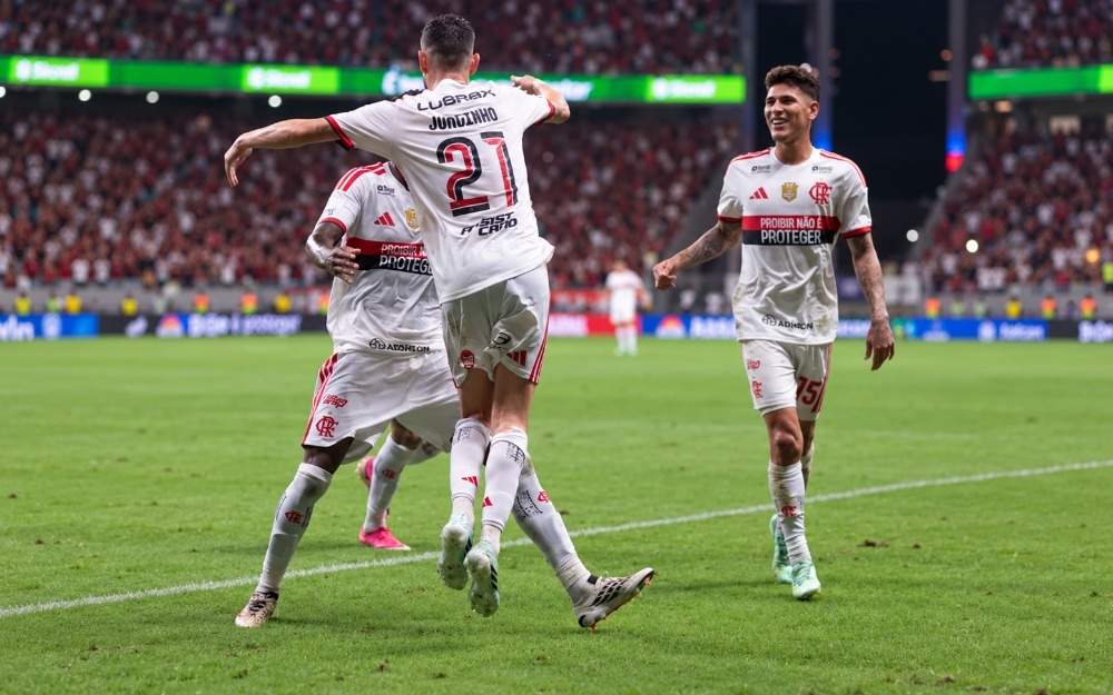 Imagem da notícia Flamengo retoma liderança do Brasileirão; rodada termina com Corinthians e Vitória