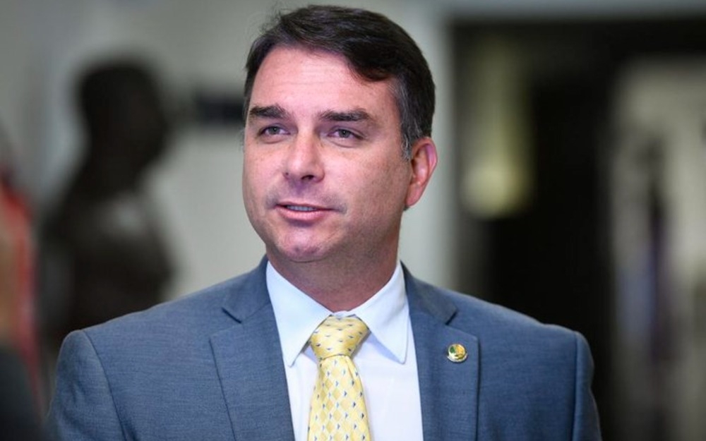 Imagem da notícia Flávio Bolsonaro não entrega passaportes e paradeiro vira alvo de apuração