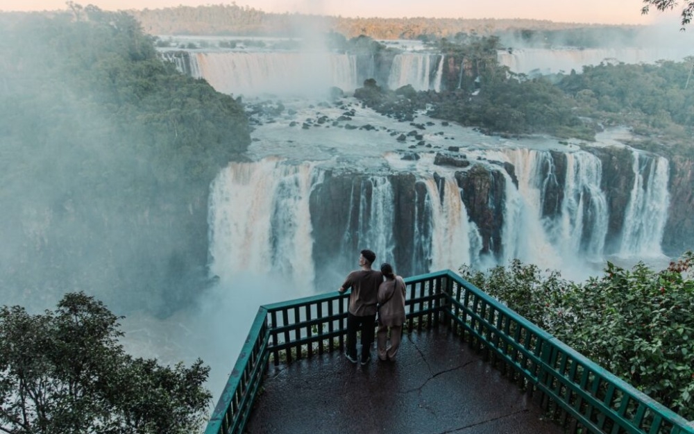 Por que a vazão das Cataratas do Iguaçu aumenta tanto? Entenda o fenômeno