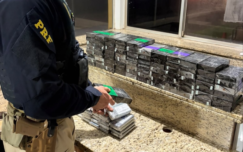 Imagem da notícia PRF apreende 143 celulares escondidos em veículo na BR-277, em Medianeira (PR)
