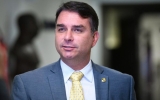 Imagem notícia Flávio Bolsonaro não entrega passaportes e paradeiro vira alvo de apuração